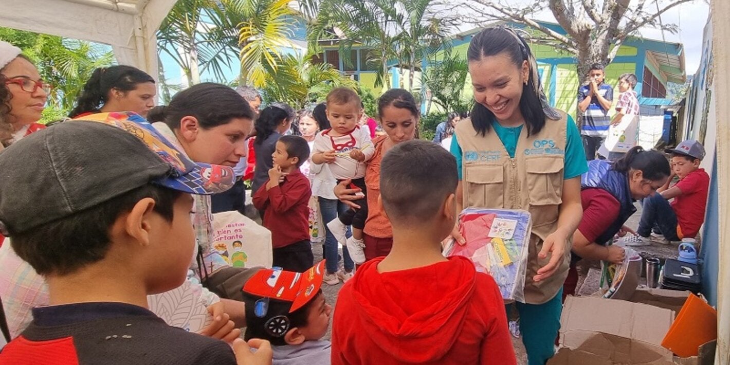   Personal de campo del proyecto CERF promoviendo salud mental entre niños migrantes