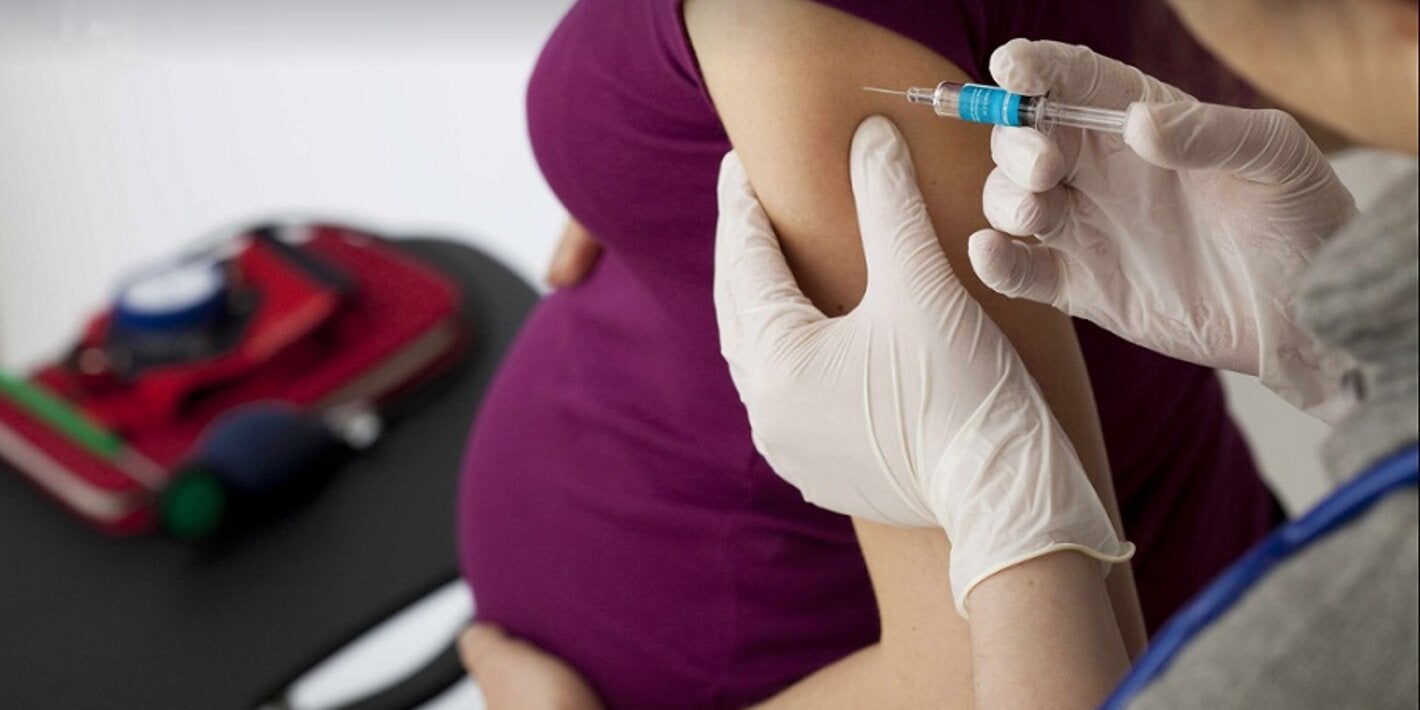 Embarazada recibiendo vacuna