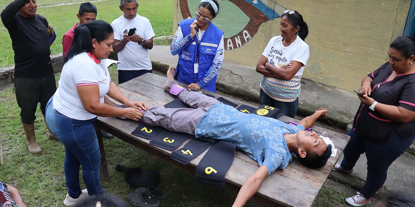 En encuentro de saberes en el estado Amazonas mientras se da instrucciones a las parteras indígenas tradicionales sobre cómo usar el traje antichoque no neumático