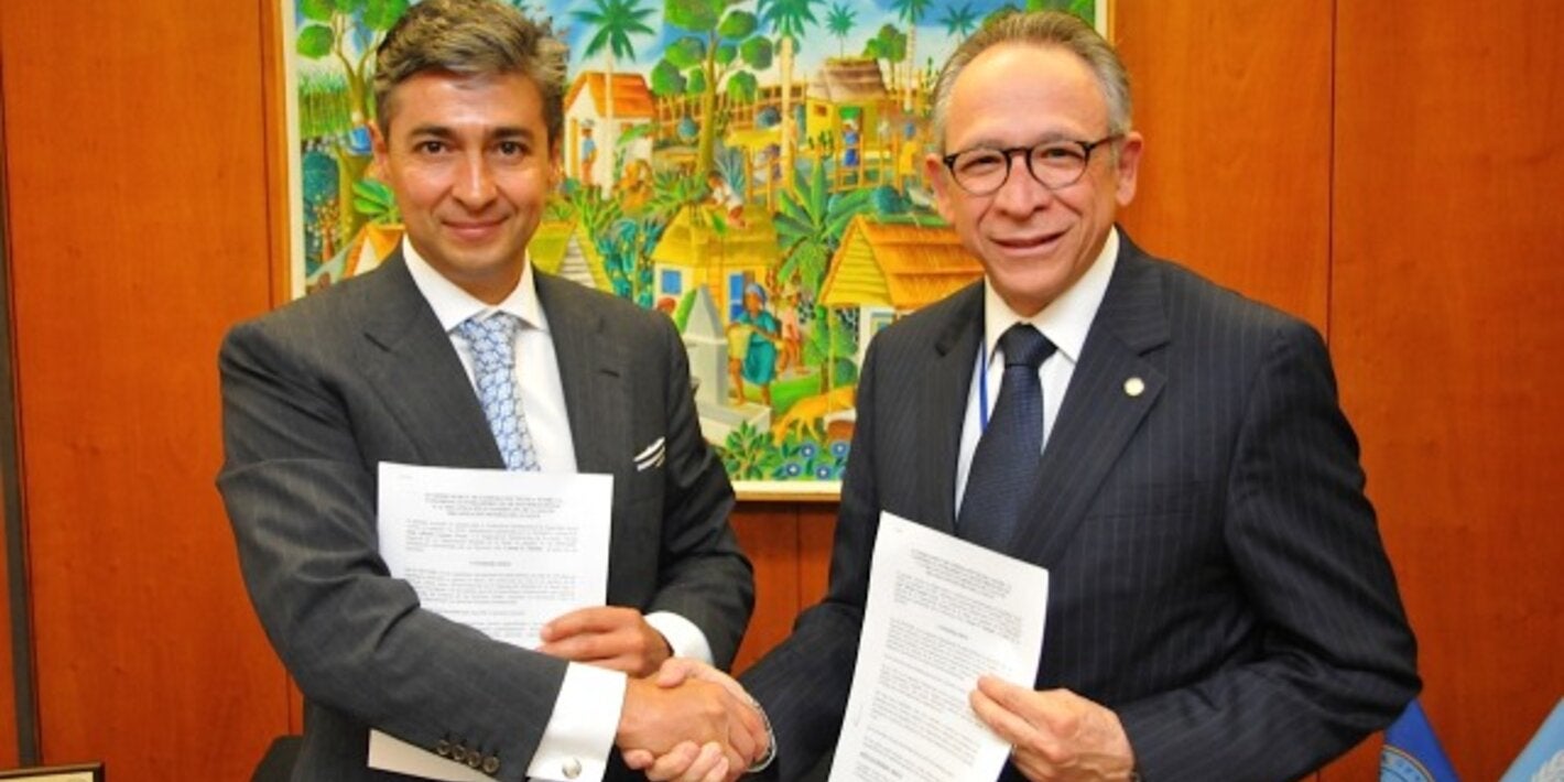 Juan Lozano (l.), secretary general of the Inter-American Conference on Social Security (CISS), met with Francisco Becerra, assistant director of the Pan American Health Organization (PAHO), in Washington, D.C., on 18 May 2015