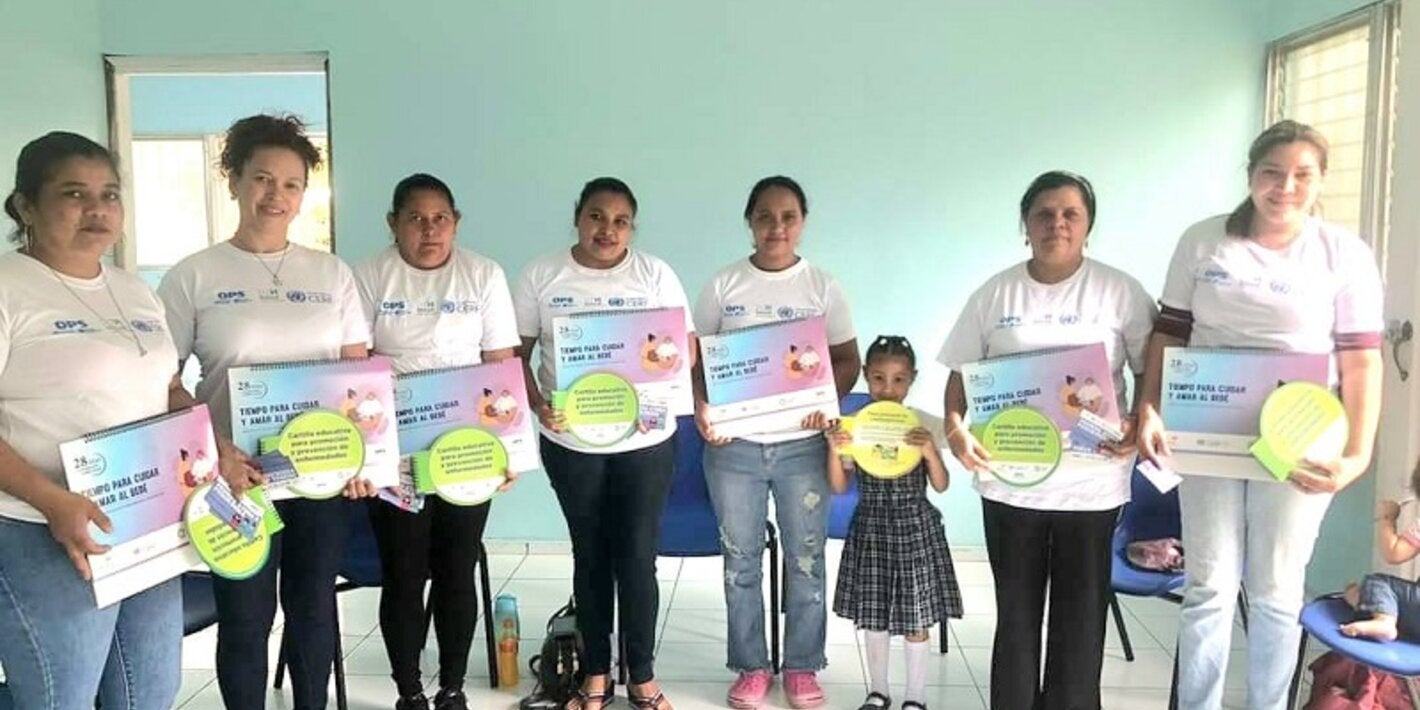 Voluntarias en El Paraíso muestran los materiales que usan para capacitar a la comunidad