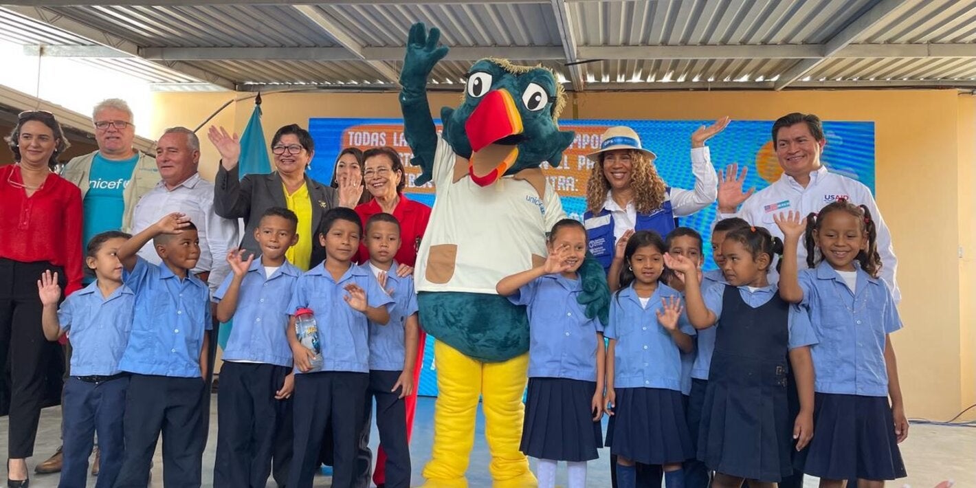 La mascota Máximo con autoridades en la inauguración de la Jornada de Vacunación