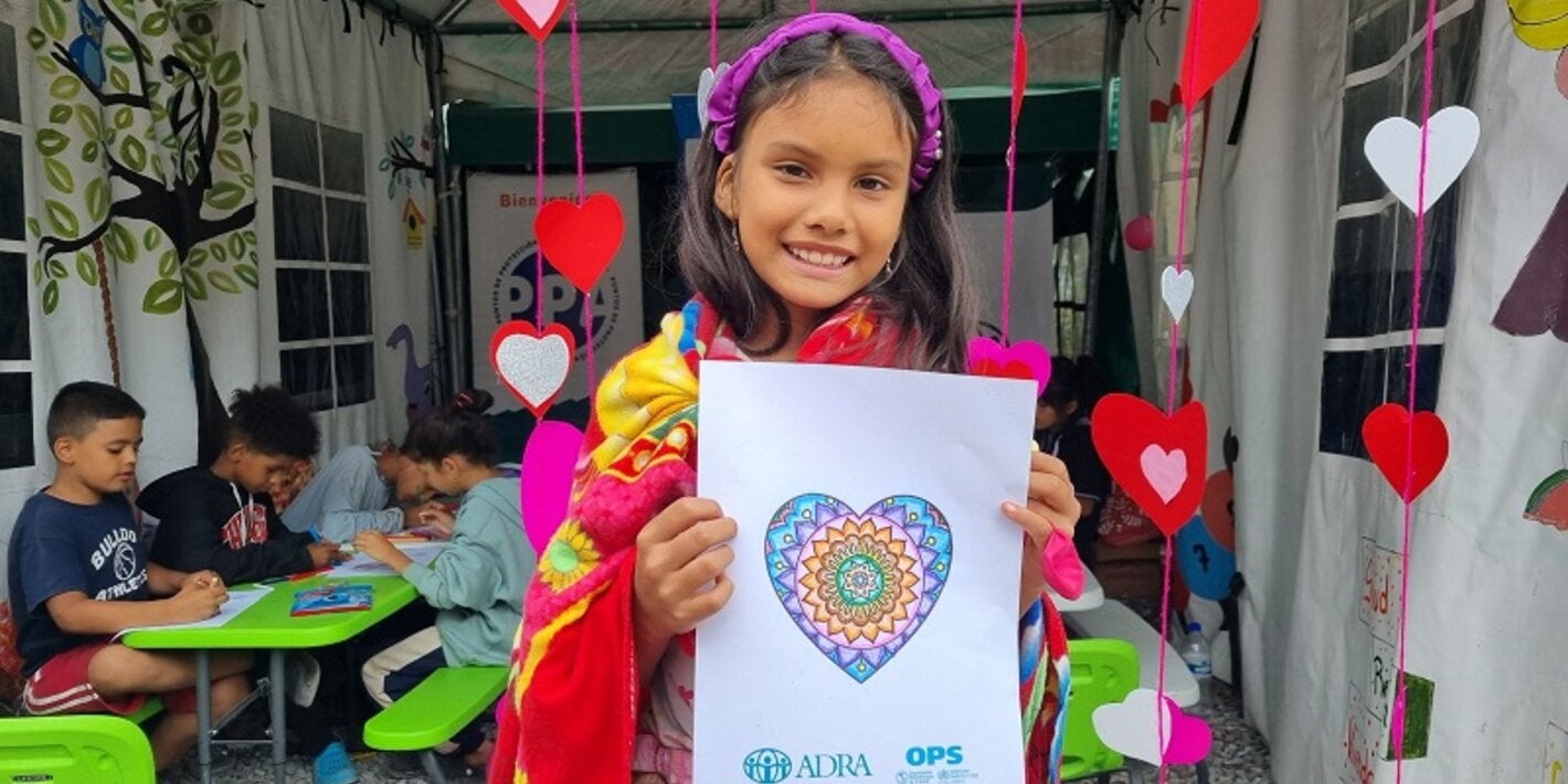 Niña migrante en Machuca, Ocotepeque, muestra su dibujo en jornada de salud mental