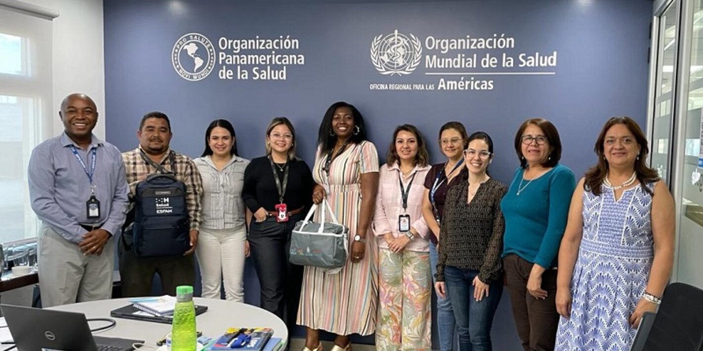 Funcionarios de salud y desarrollo social junto a OPS por la salud maternoinfantil