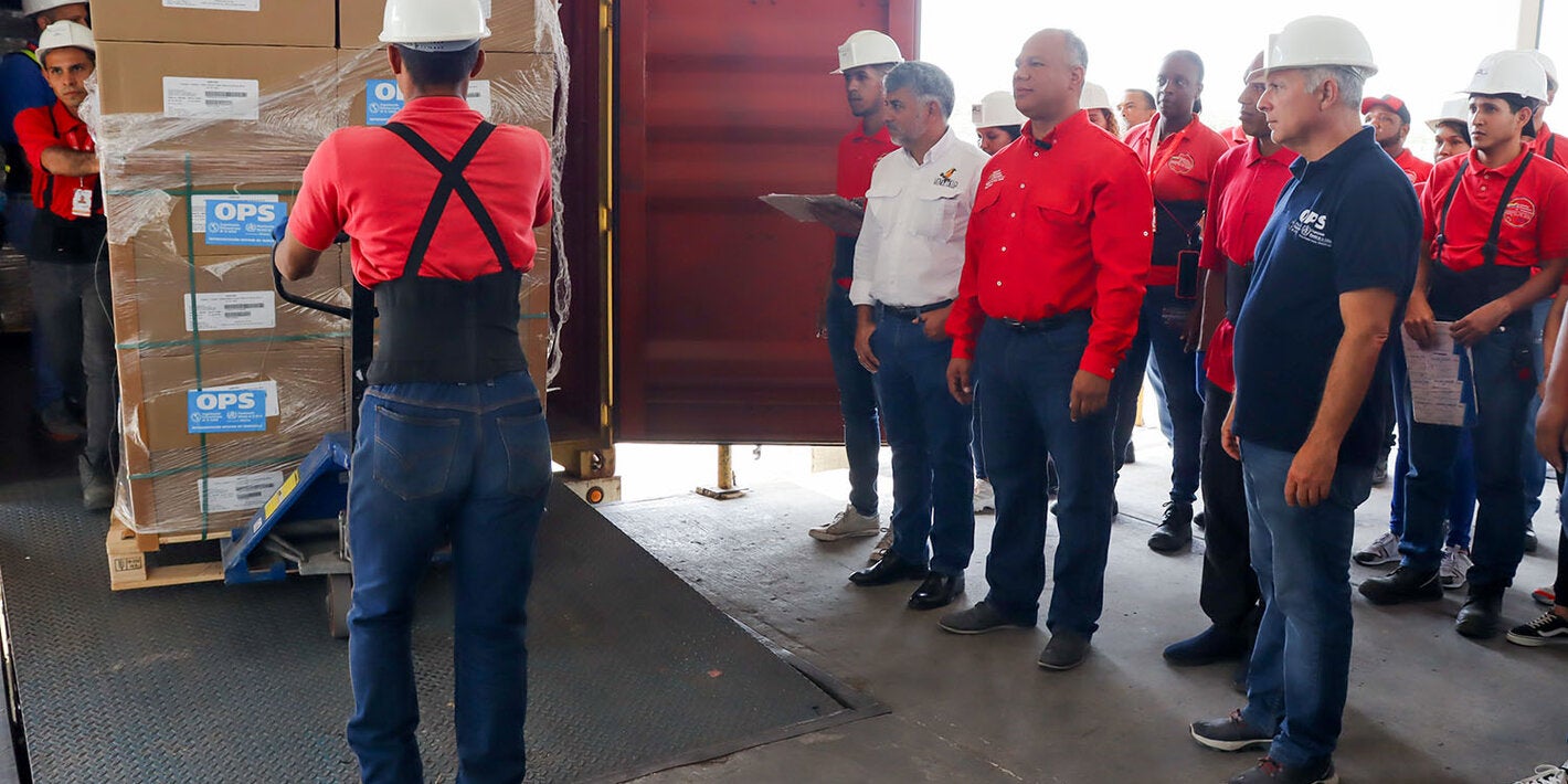 El Representante de OPS en Venezuela, Cristián Morales (al frente, con casco blanco y franela azul) estuvo en la entrega de los medicamentos para VIH y tuberculosis