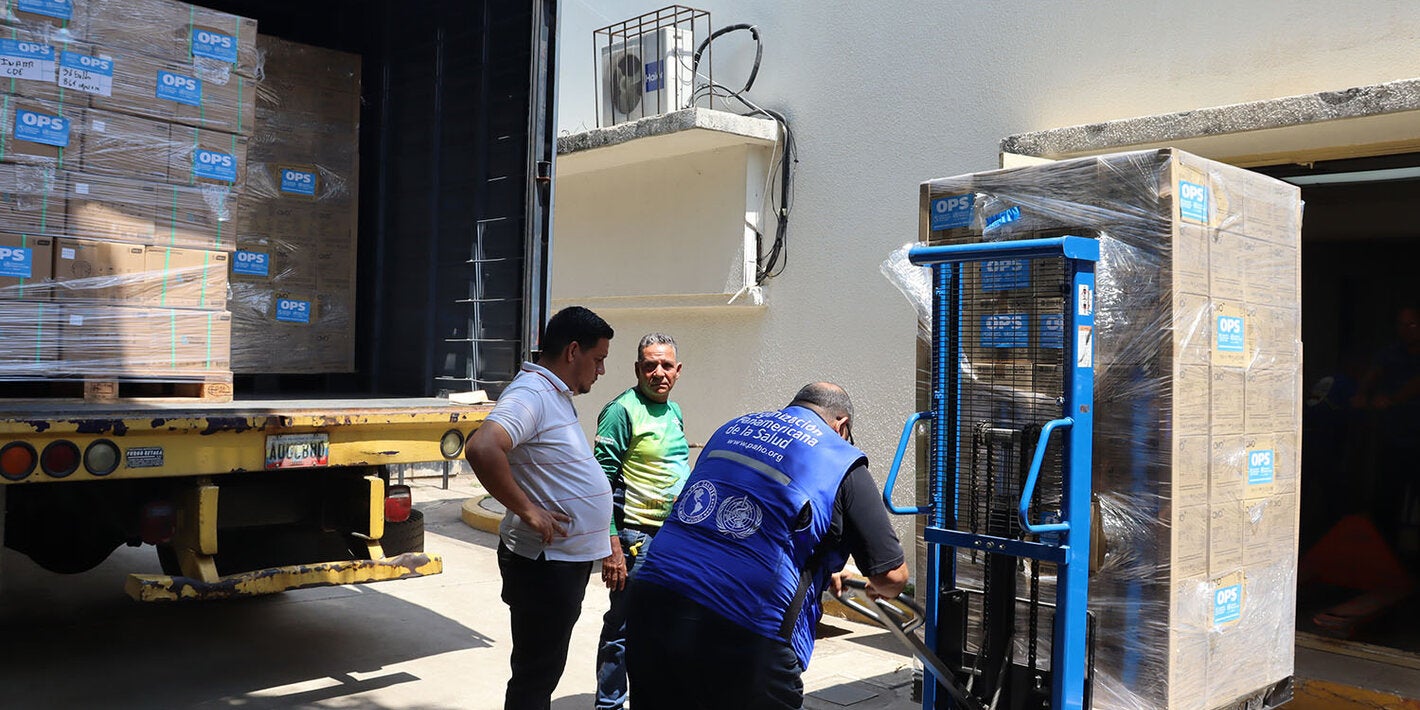 Entrega de insumos al Instituto Nacional de Higiene para fortalecer la red de laboratorios de toda Venezela