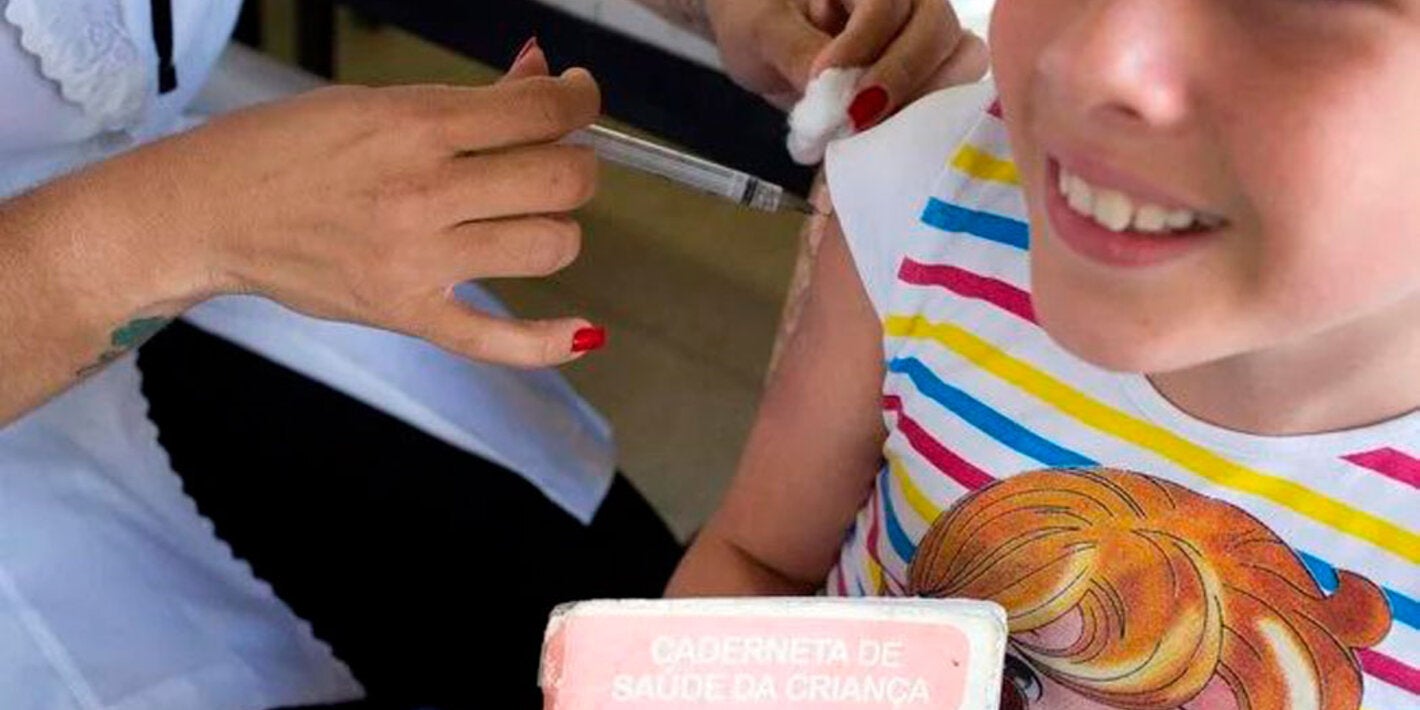 foto niño vacunando