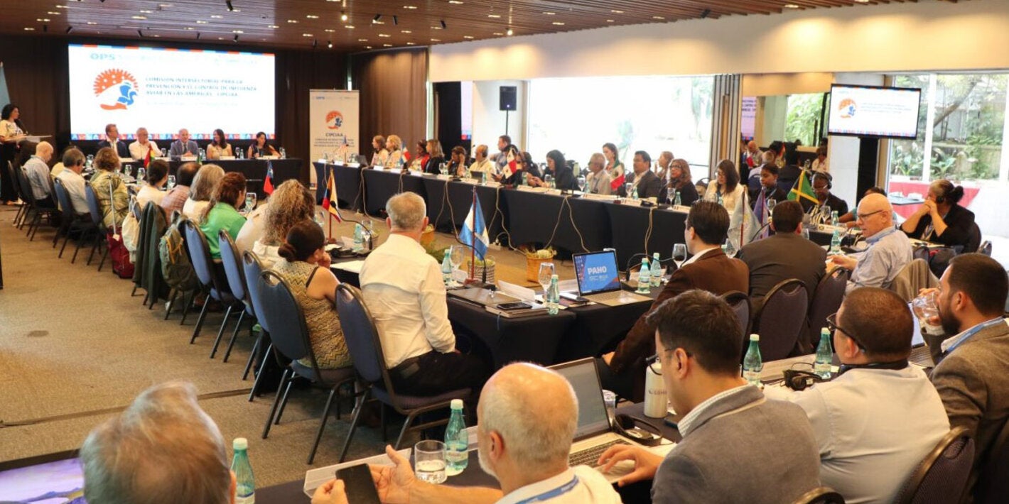 Foto de la comisión donde están todos los países y la mesa directora con la OPS