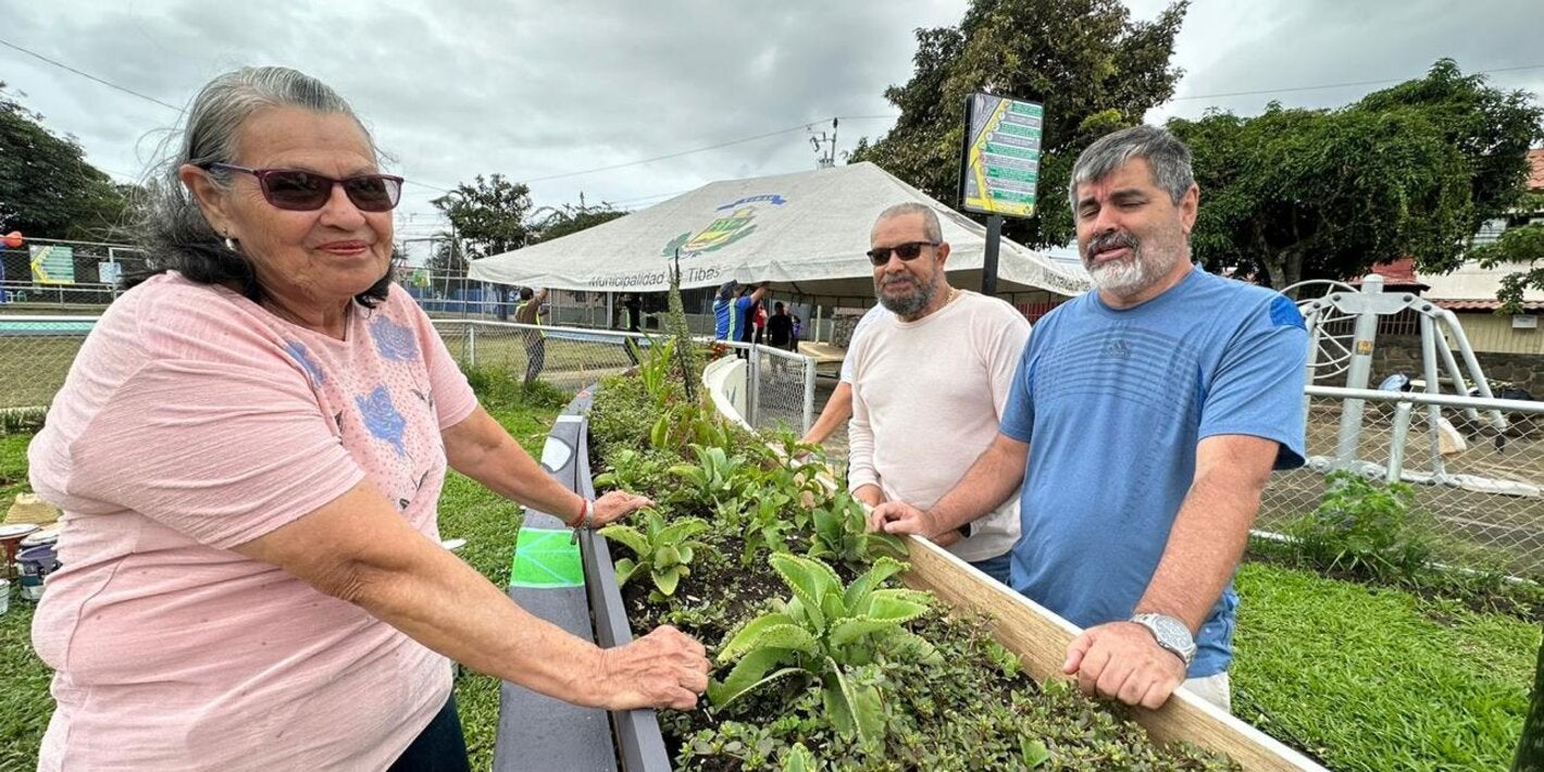 Ciudadanos adultos mayores en una huerta