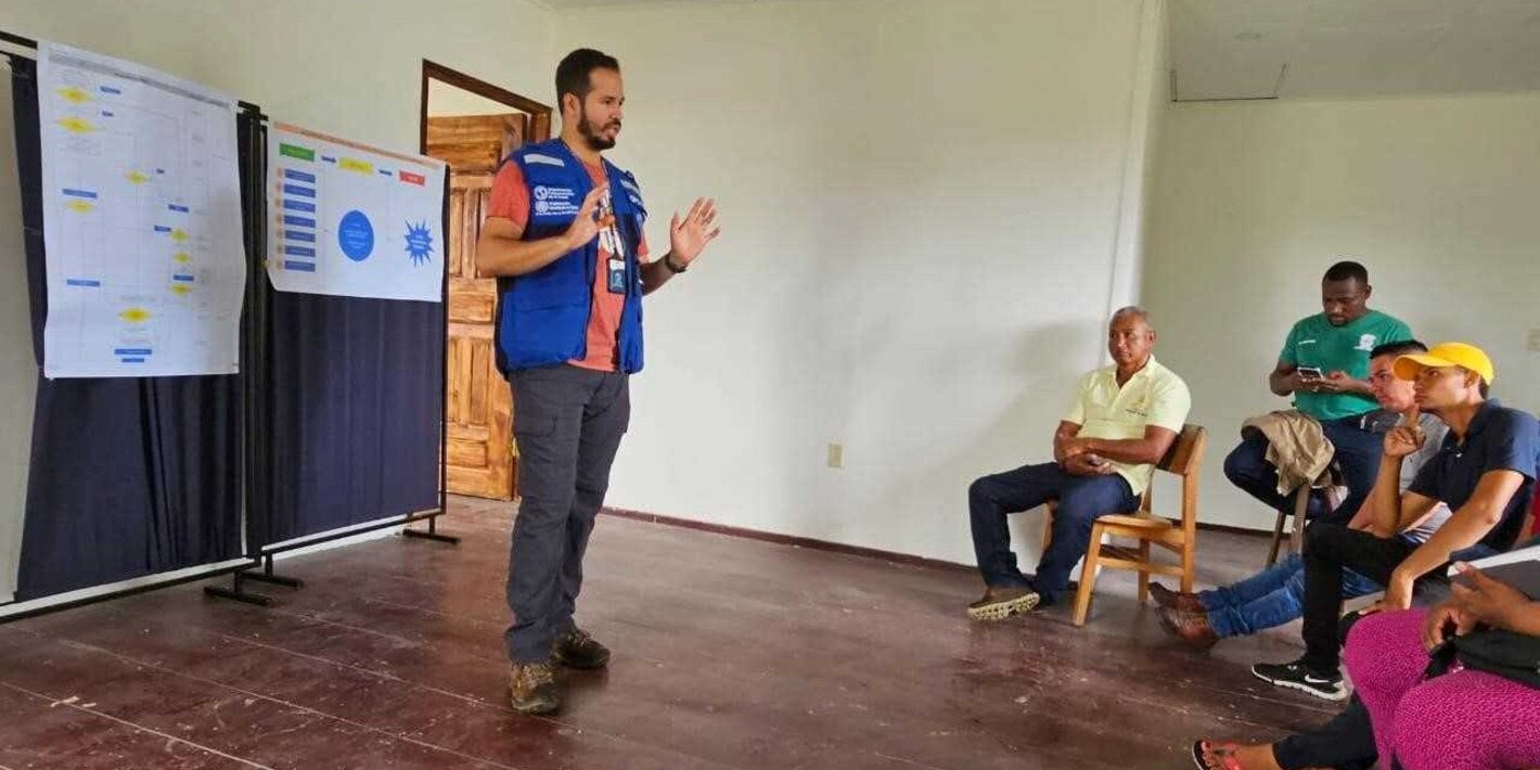 Dr. Otto Padilla, brindando charla sobre malaria a los colvol en la zona de la moskitia hnd