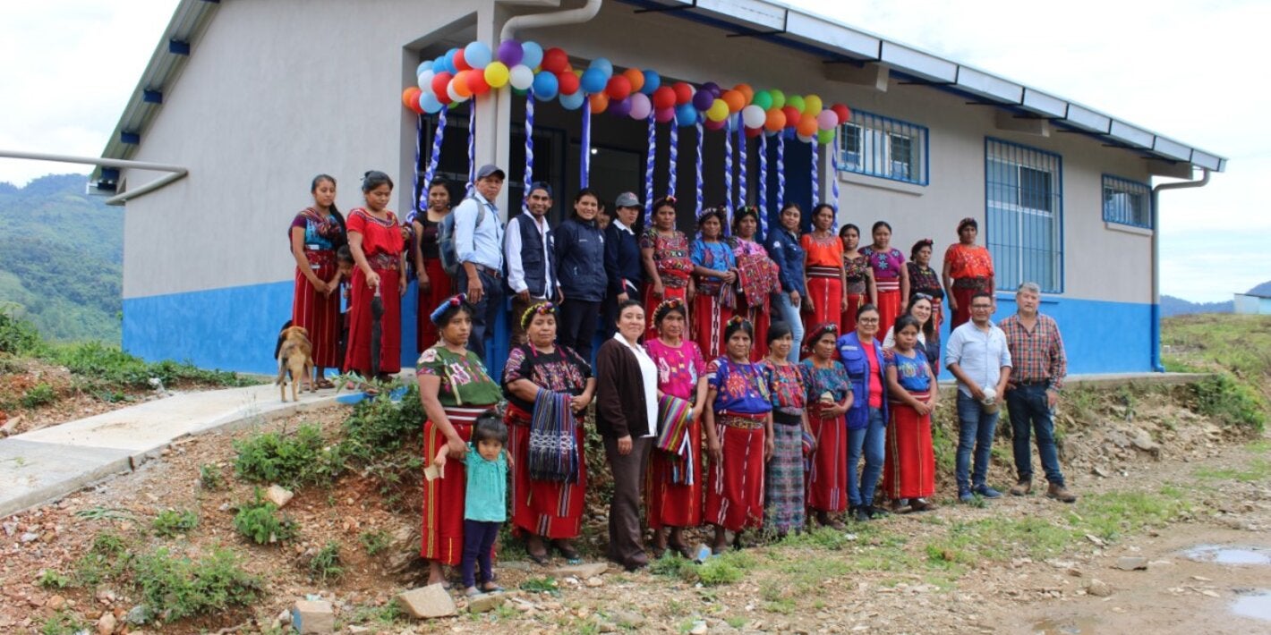 Mujeres de la aldea Cimientos Xeputul celebran la reapertura del centro comunitario de salud