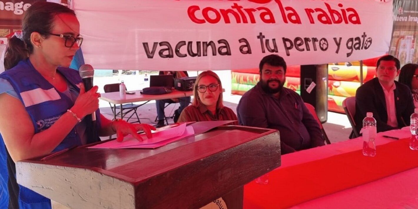 Aída Soto se dirige a la audiencia en la inauguración de la vacunación contra la rabia