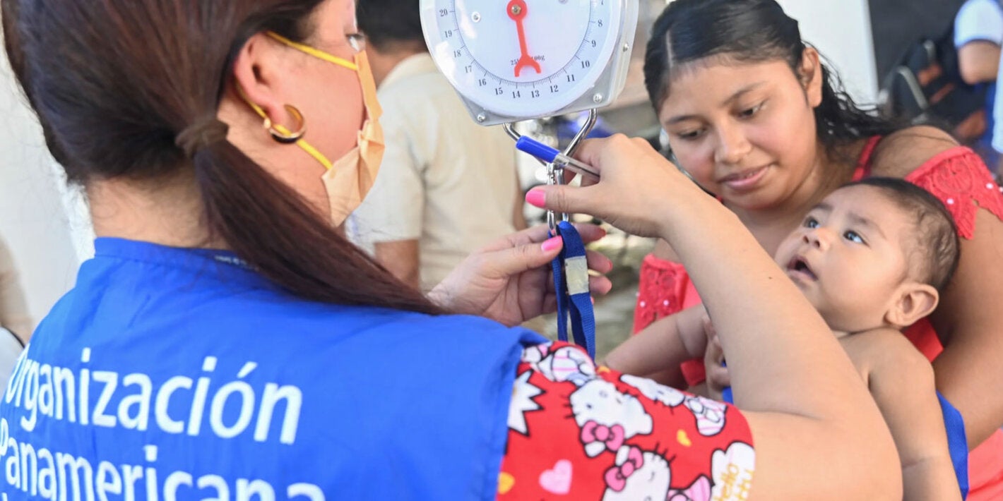 Tomando nota  del peso de un bebé