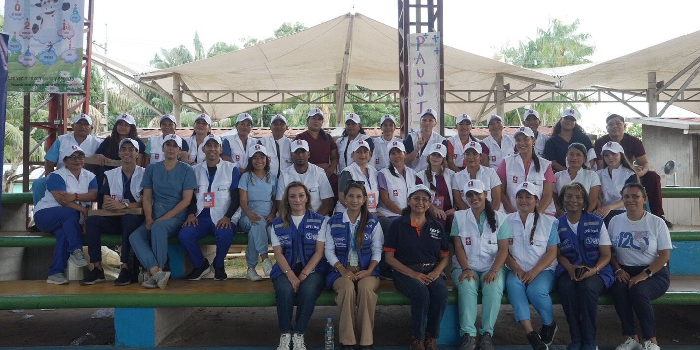 grupo de vacunadoras y OPS