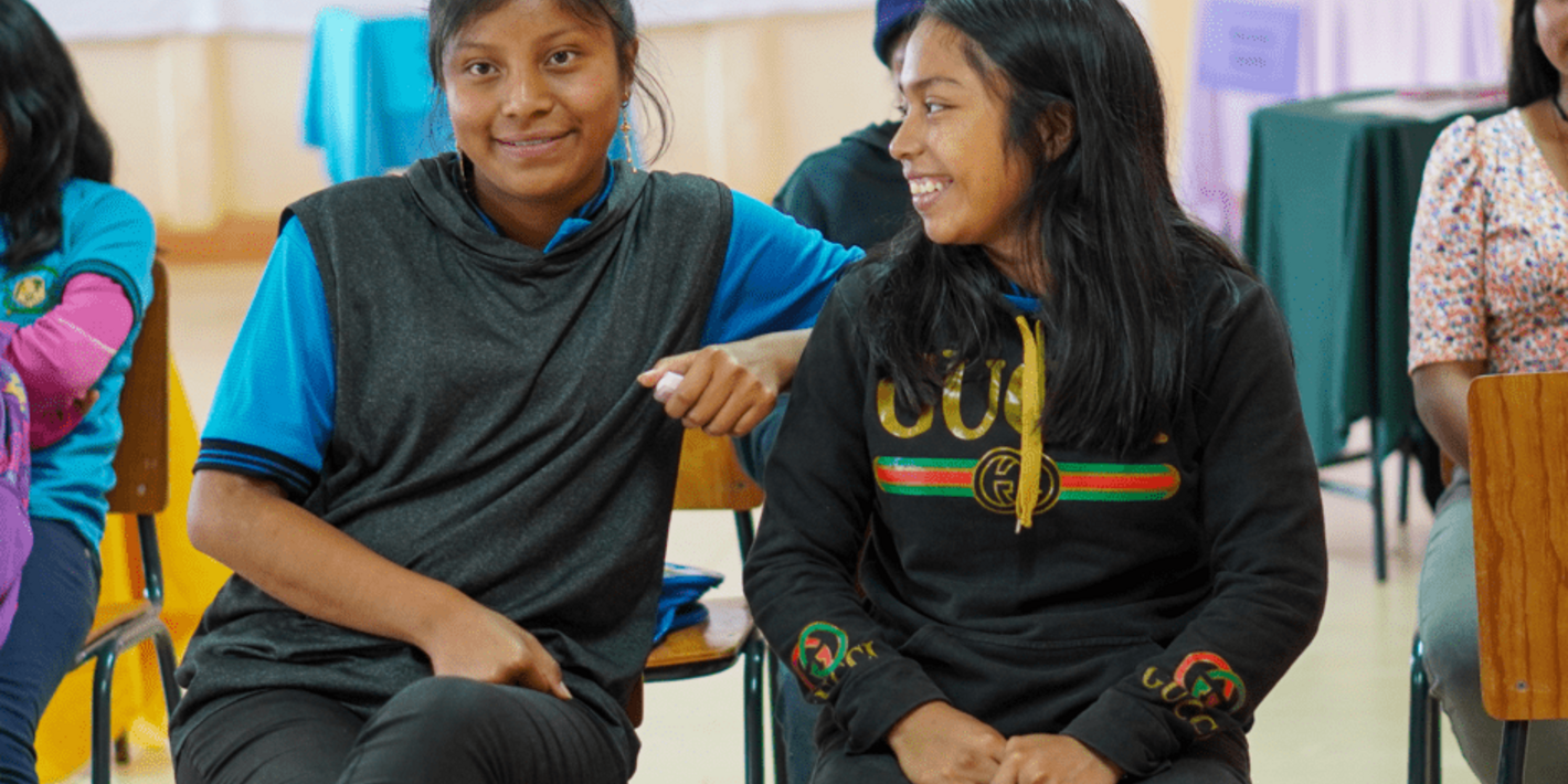 Dos adolescentes sonriendo