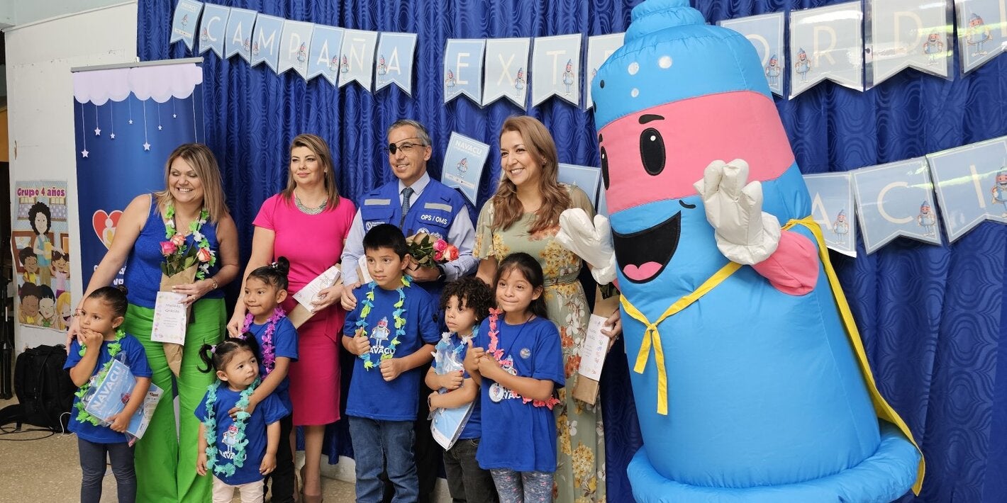 Autoridades, Navacu y algunos de los niños que fueron vacunados