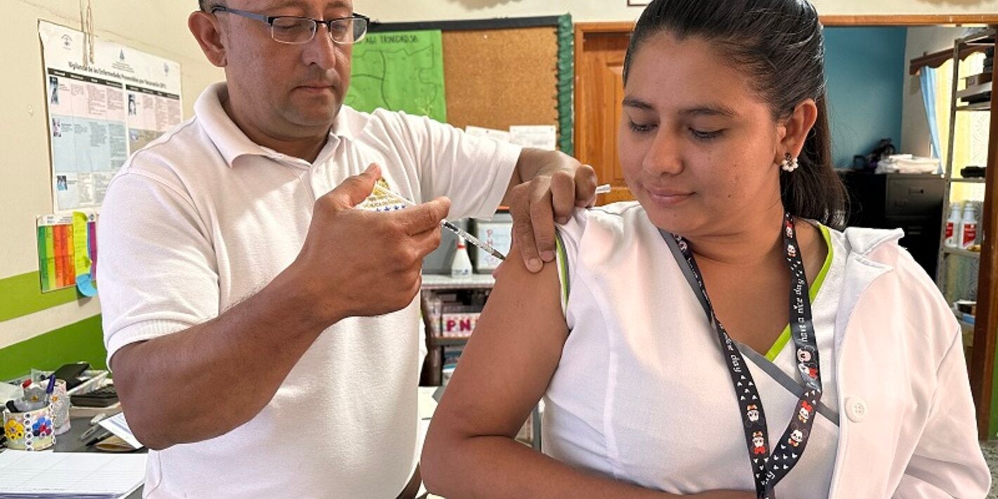 Personal de salud es vacunado en Honduras