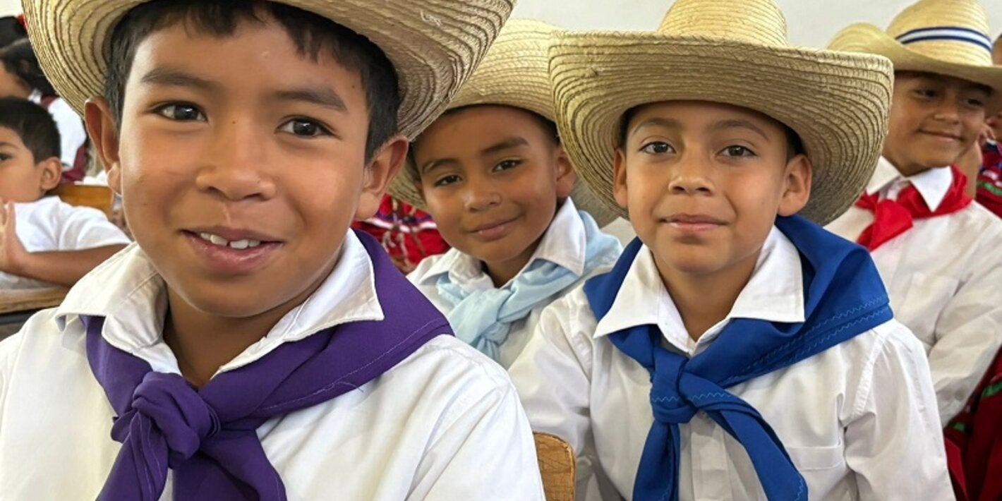 Niños con vestido típico-Campaña Nacional de Desparasitación 2024
