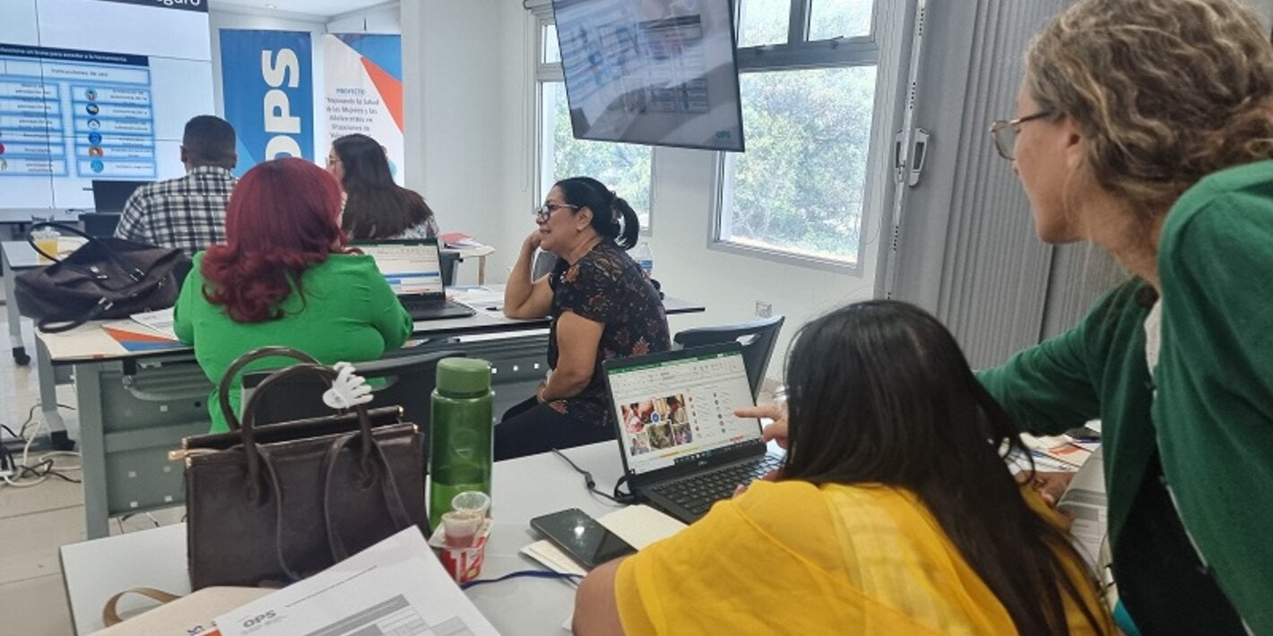 Participantes en el taller sobre parto culturalmente seguro
