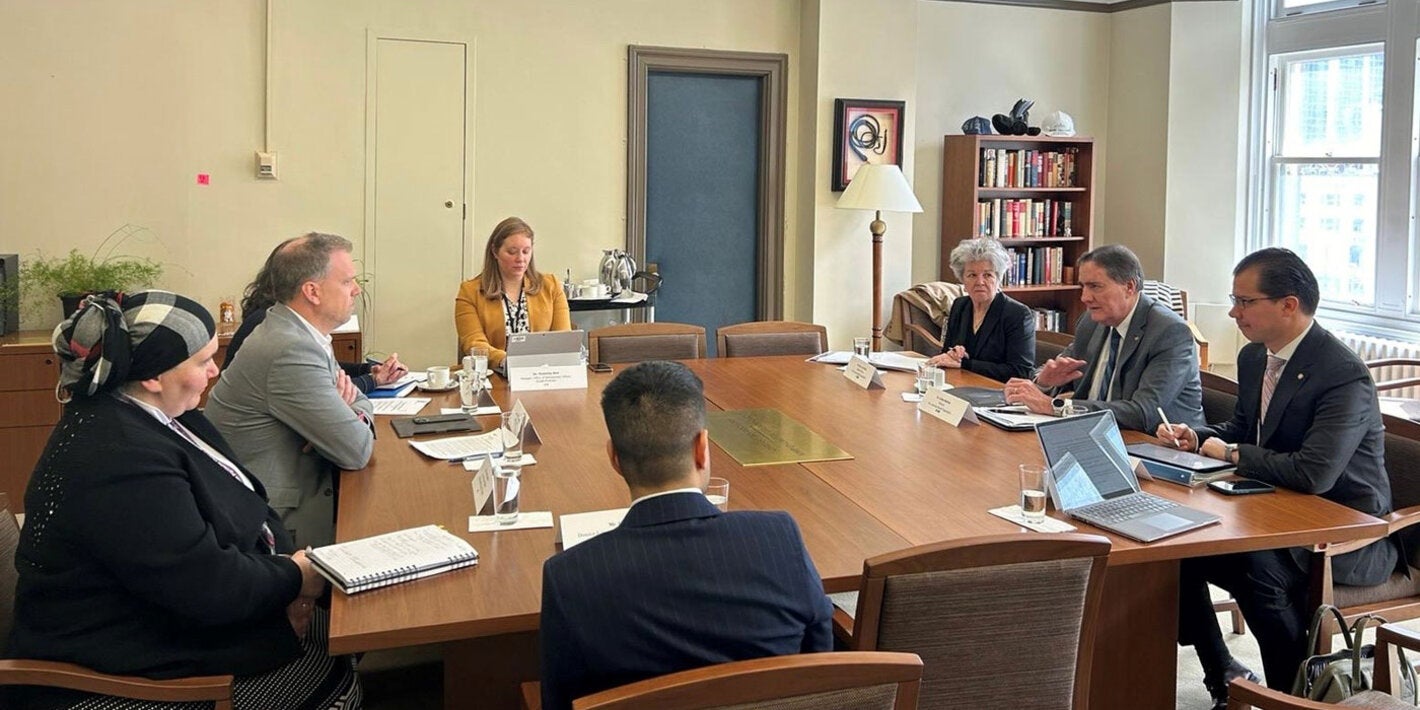 Discusión con el Ministro de Salud de Canadá sobre cómo avanzar en la colaboración para mejorar la calidad de vida y la salud en las Américas.