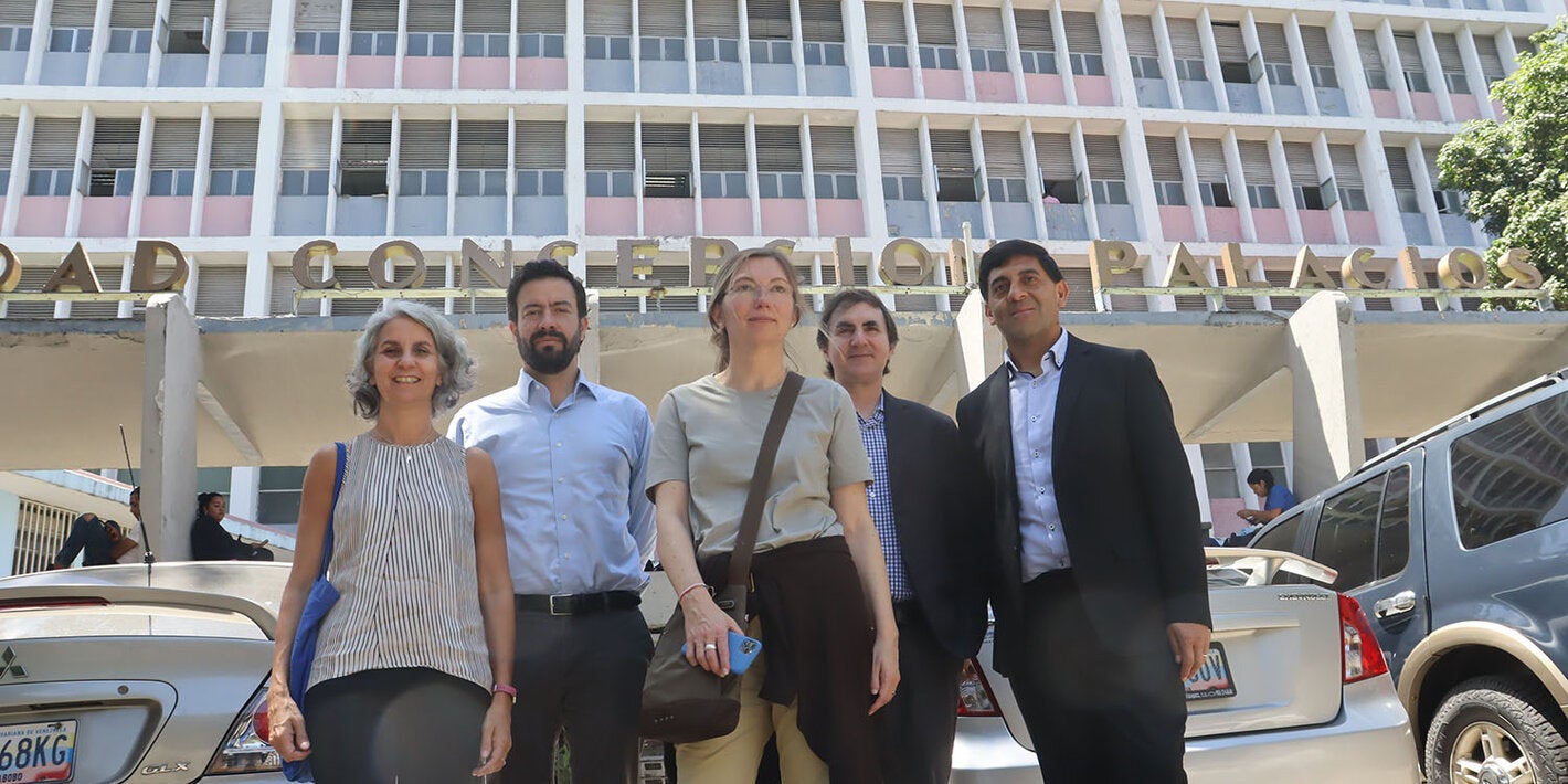 Myrna Martí, Sebastián García, Andrea Gerger, Ludovic Reveiz y Antonio Sanhueza, del departamento de EIH, frente a la maternidad Concepción Palacios, en Caracas