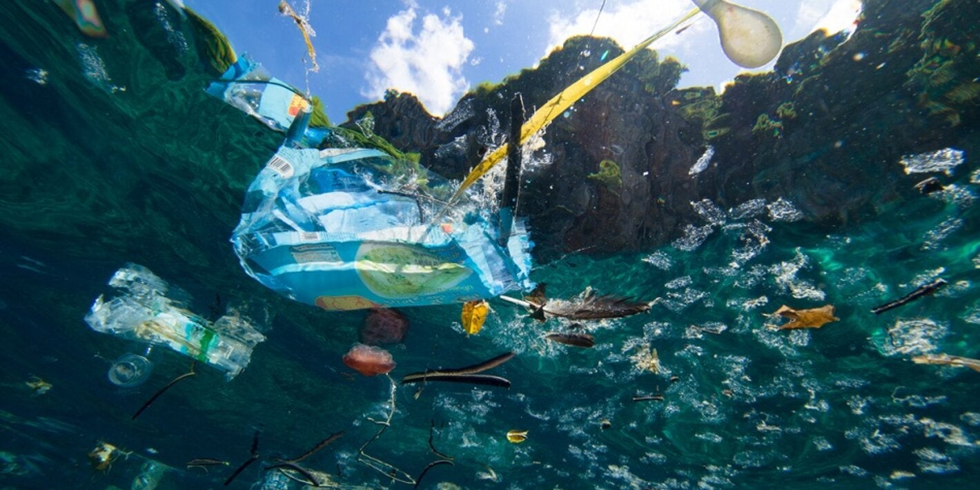 Plásticos en aguas marinas