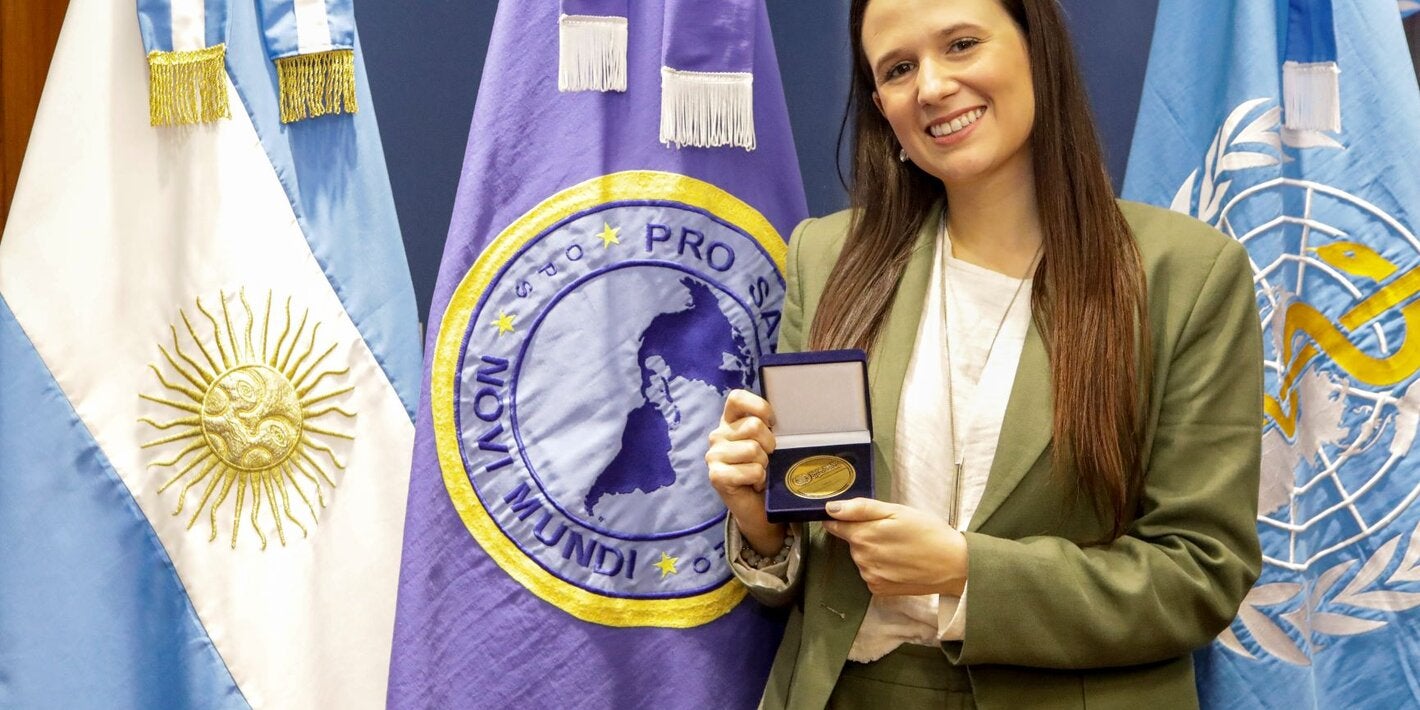 Foto de Gianella Severini con el premio