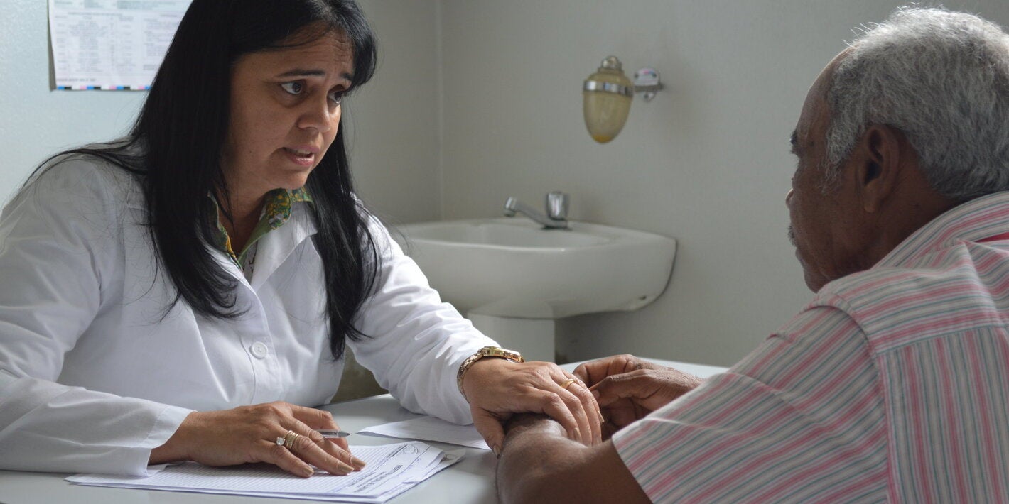 Médico con paciente