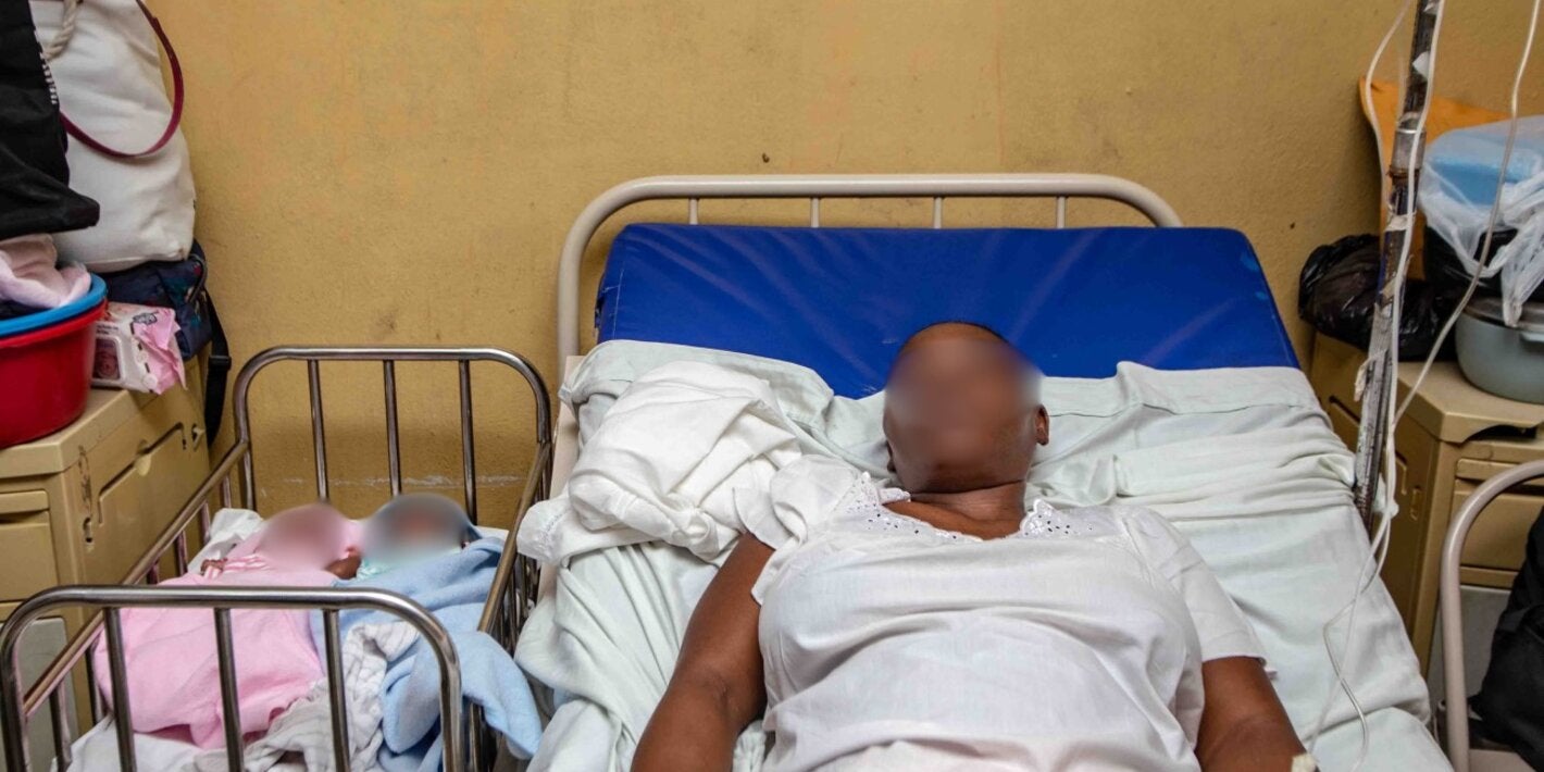 Mère qui vient d'accoucher de jumeaux