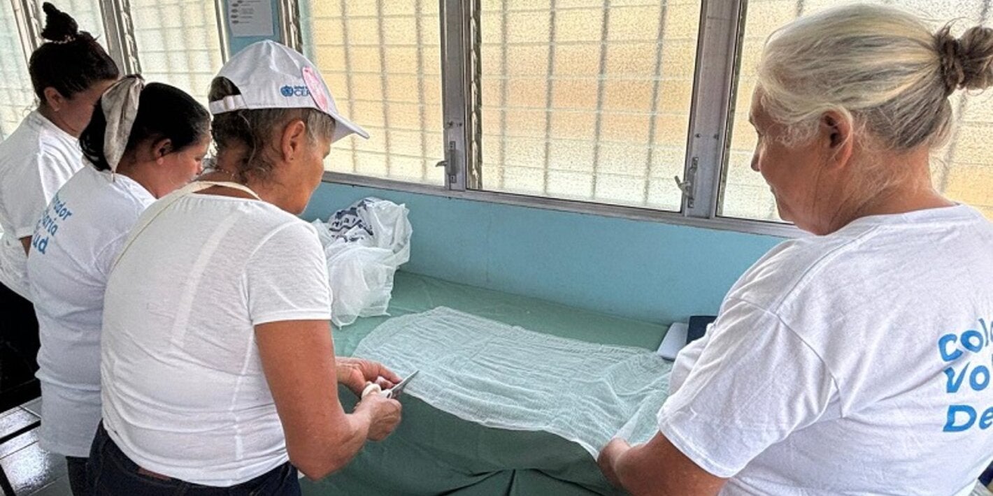 Voluntarias de salud de El Paraíso elaboran turundas de gasa