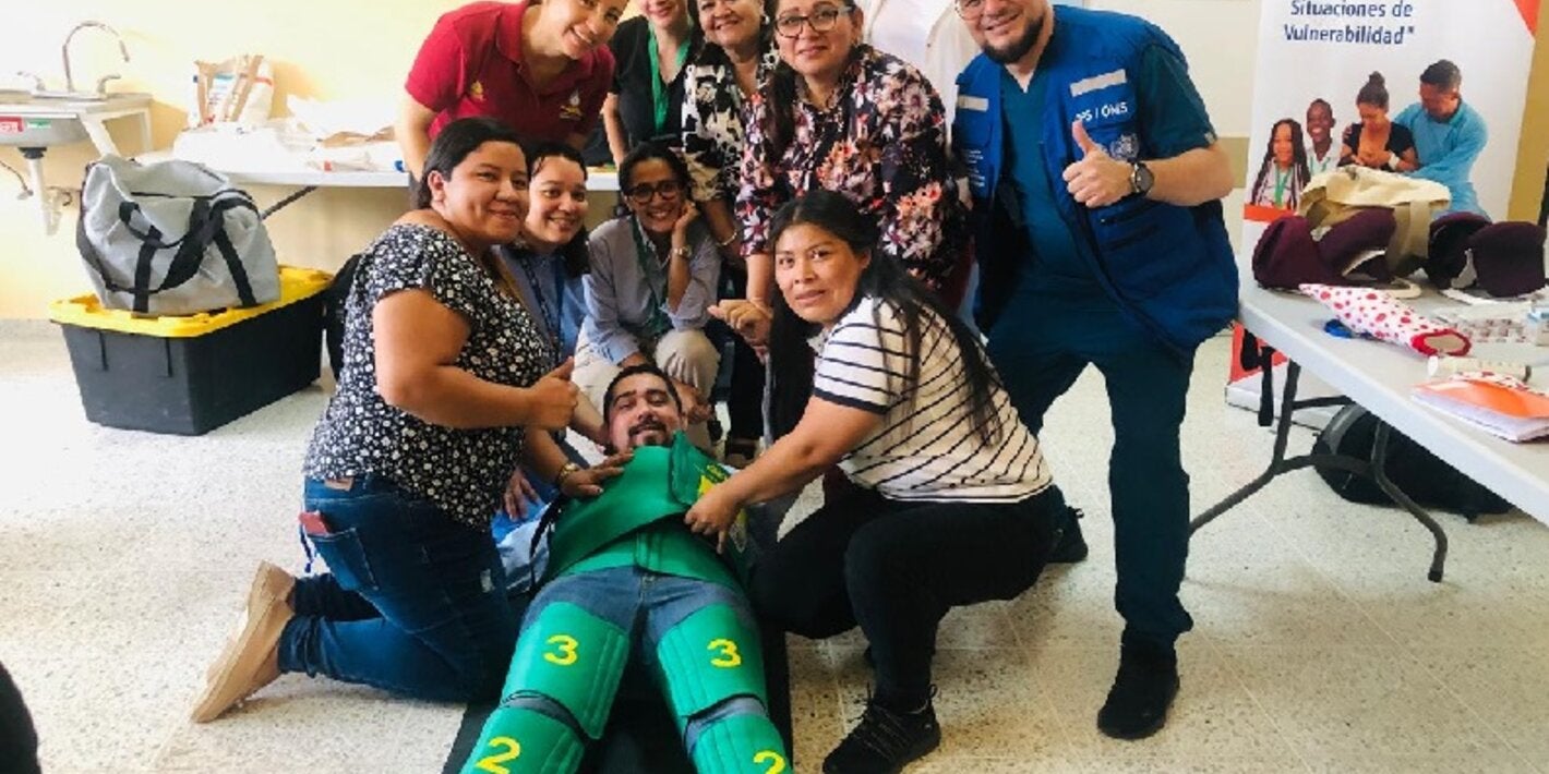 Melvin Chávez y Paola Barrientos facilitan el Taller práctico sobre uso de traje antichoque