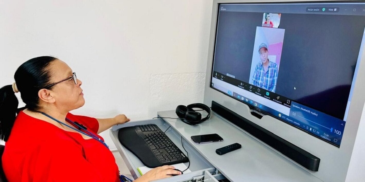 profesional de salud brindando atención en teleclínica de Danlí