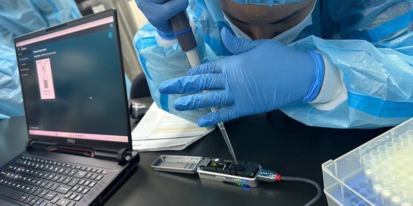 personal del laboratorio de genómica realiza pruebas