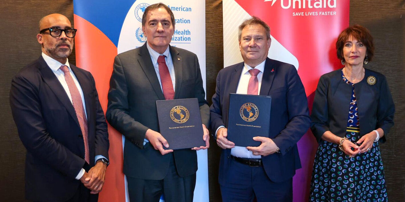 Organização Pan-Americana da Saúde (OPAS) e a iniciativa de saúde global Unitaid assinaram hoje um Memorando de Entendimento - Foto de grupo da OPAS e da Unitaid