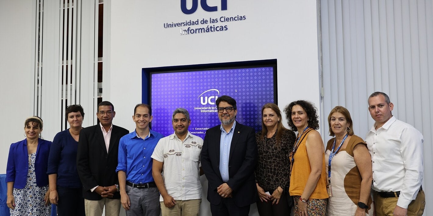 Equipos de la OPS/OMS y la UCI durante visita a Universidad de Ciencias Informáticas