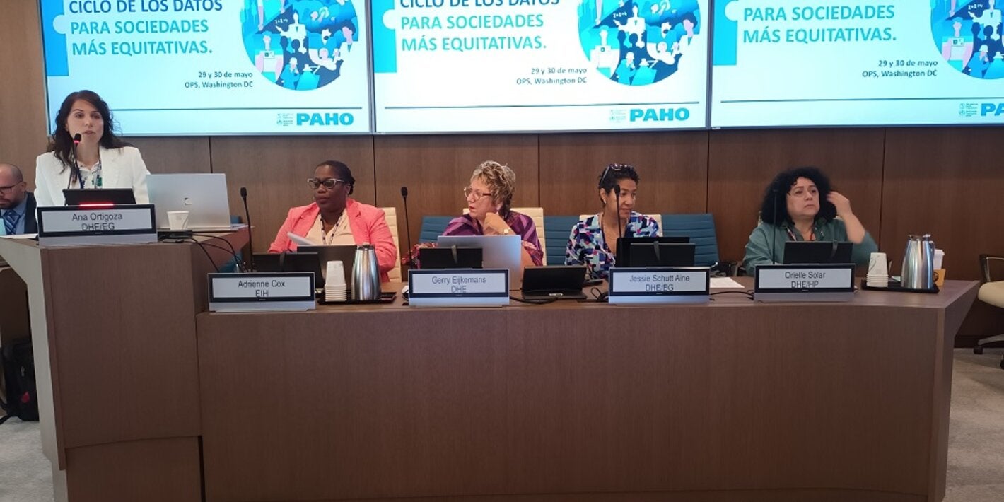 Mesa inaugural del evento