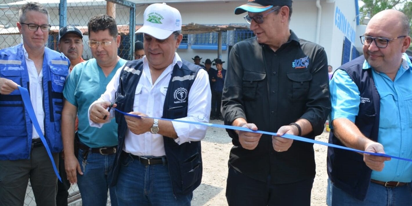 Ministro de salud y representante de OPS cortan cinta de inauguración 