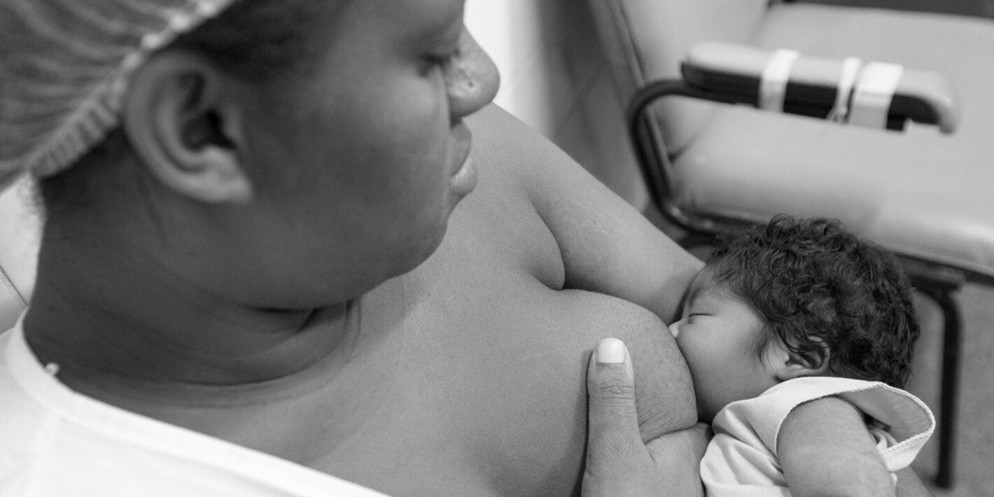 Mãe amamentando bebê