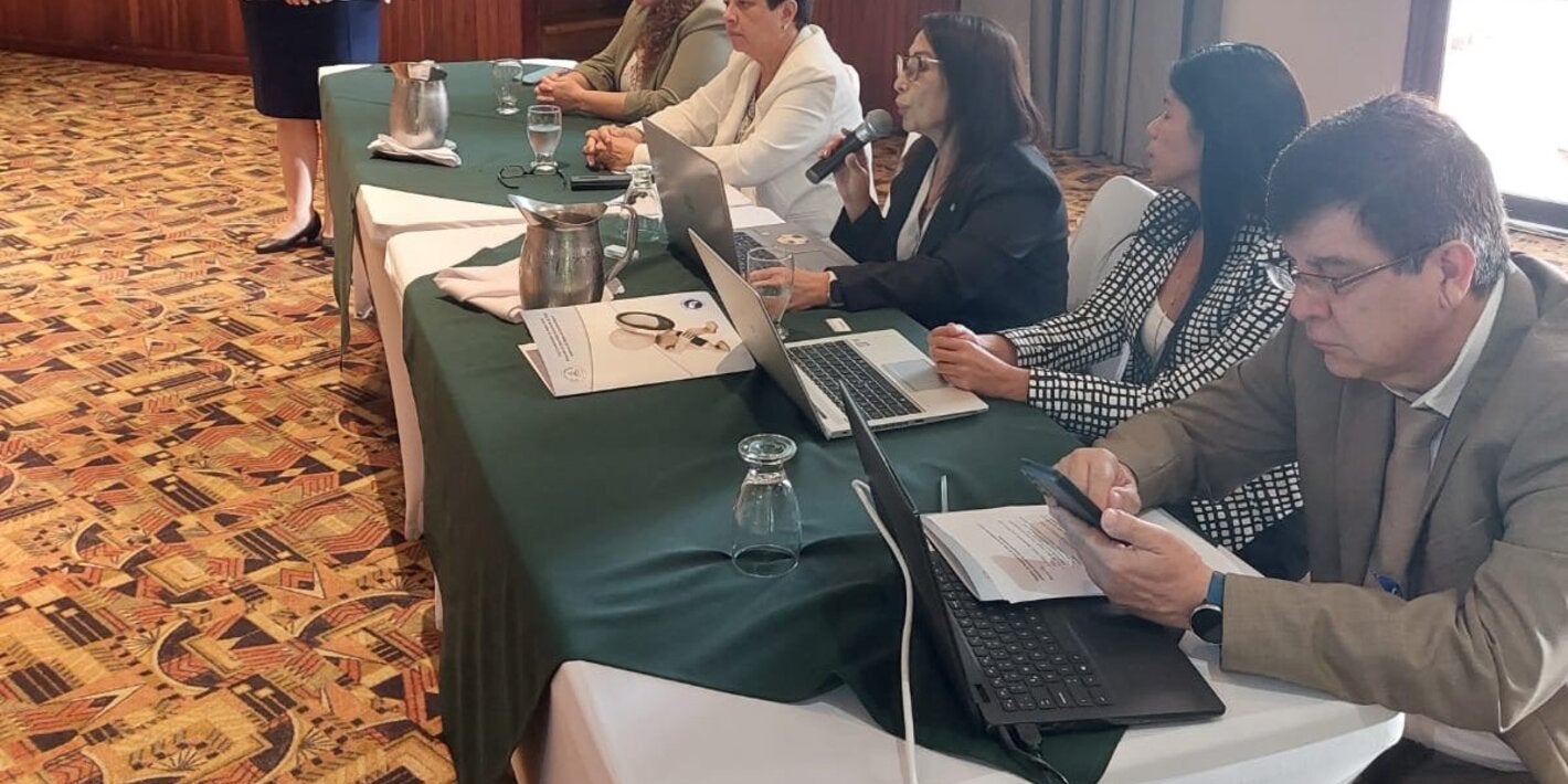 Representantes institucionales en la mesa principal durante la inauguracion