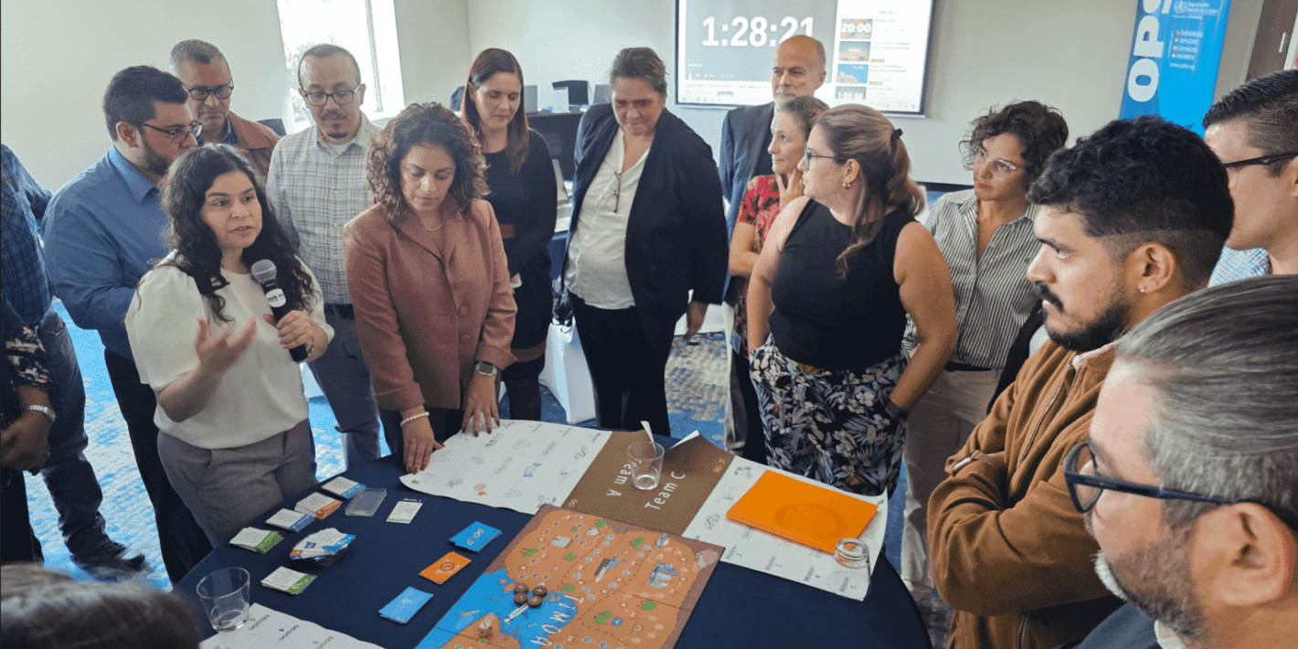 Participantes del taller durante el juego de mesa