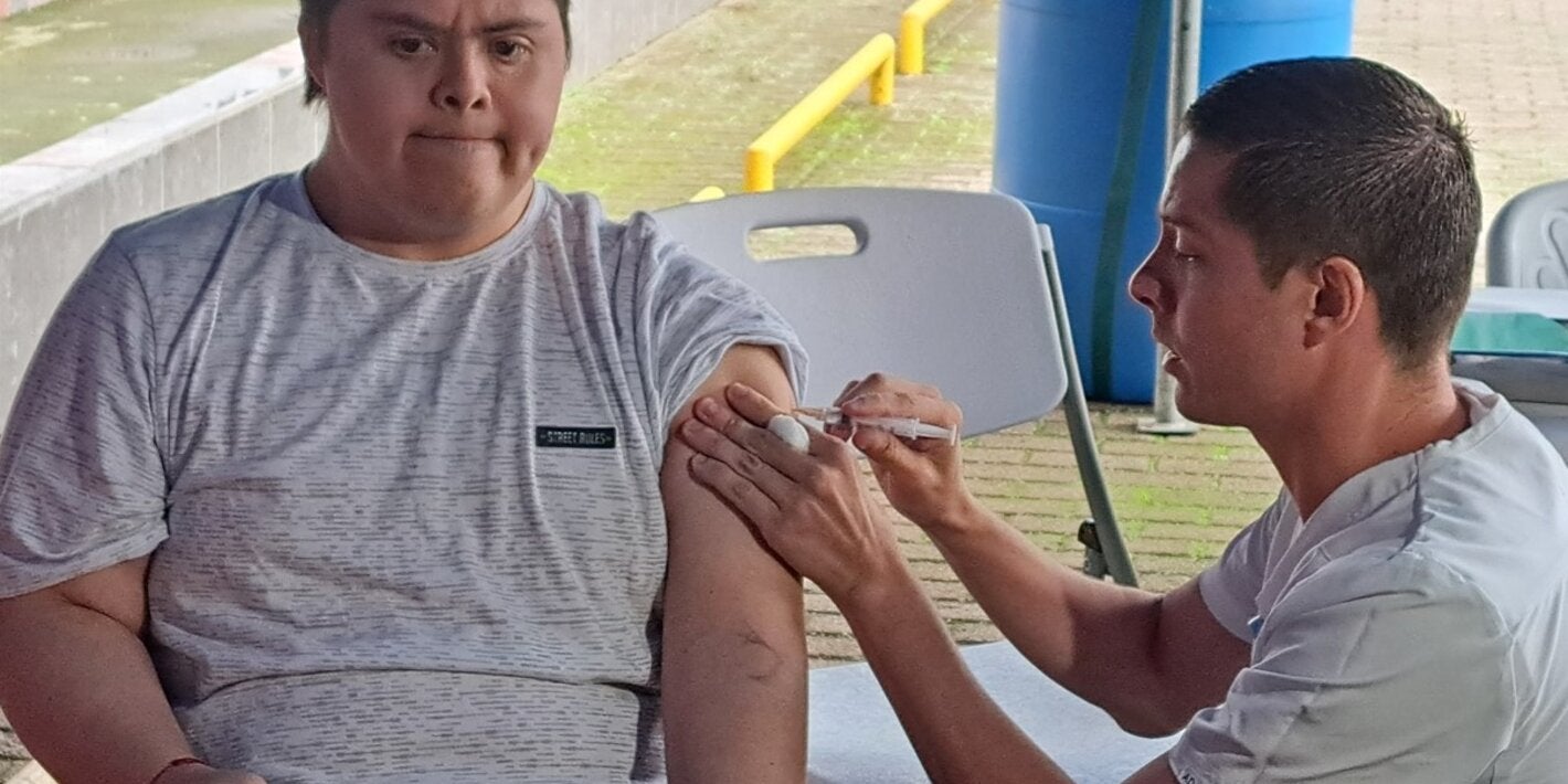 Joven siendo vacunado contra la influenza