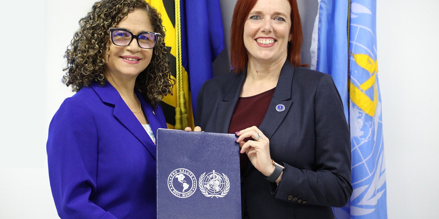 PAHO and Ross University representatives sign agreement