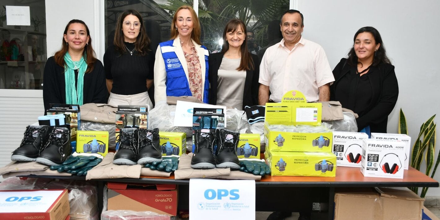 Foto de la entrega de insumos a las autoridades de Chaco