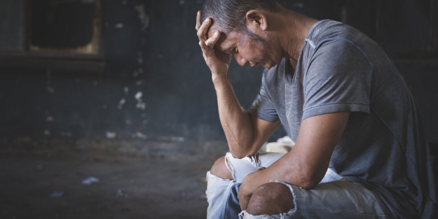 Hombre sufriendo