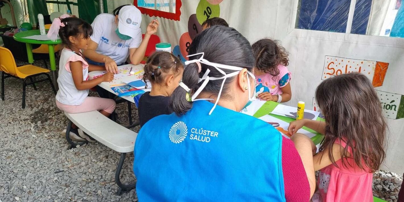 Niños haciendo ludoterapia 