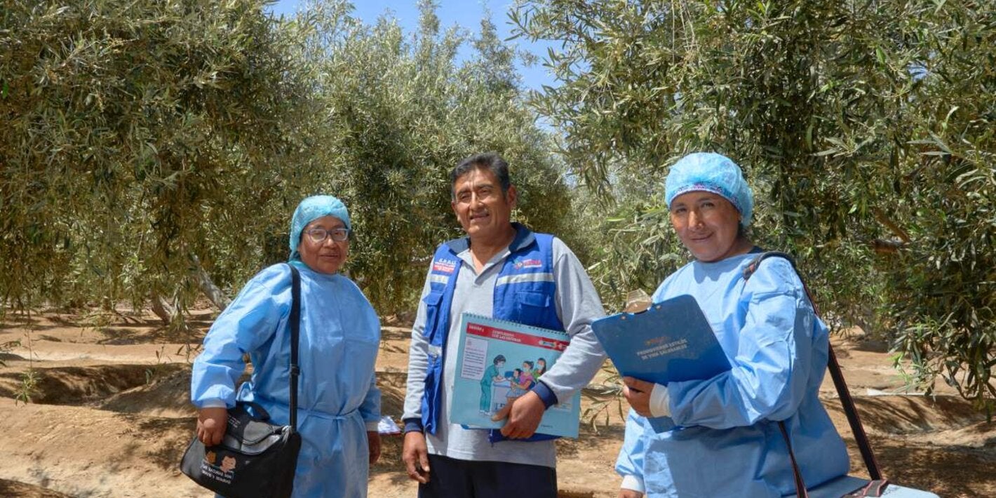 Personal de salud en comunidad en Peru