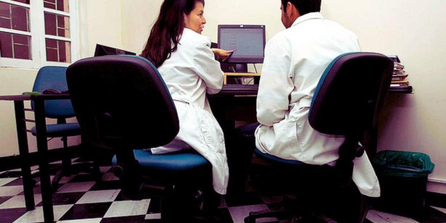 personas mirando una computadora