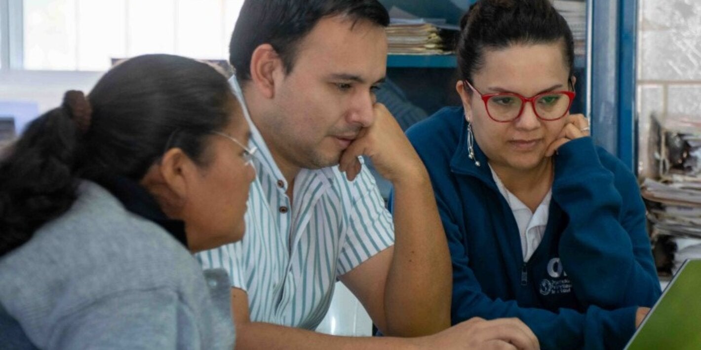 personal revisando informacion