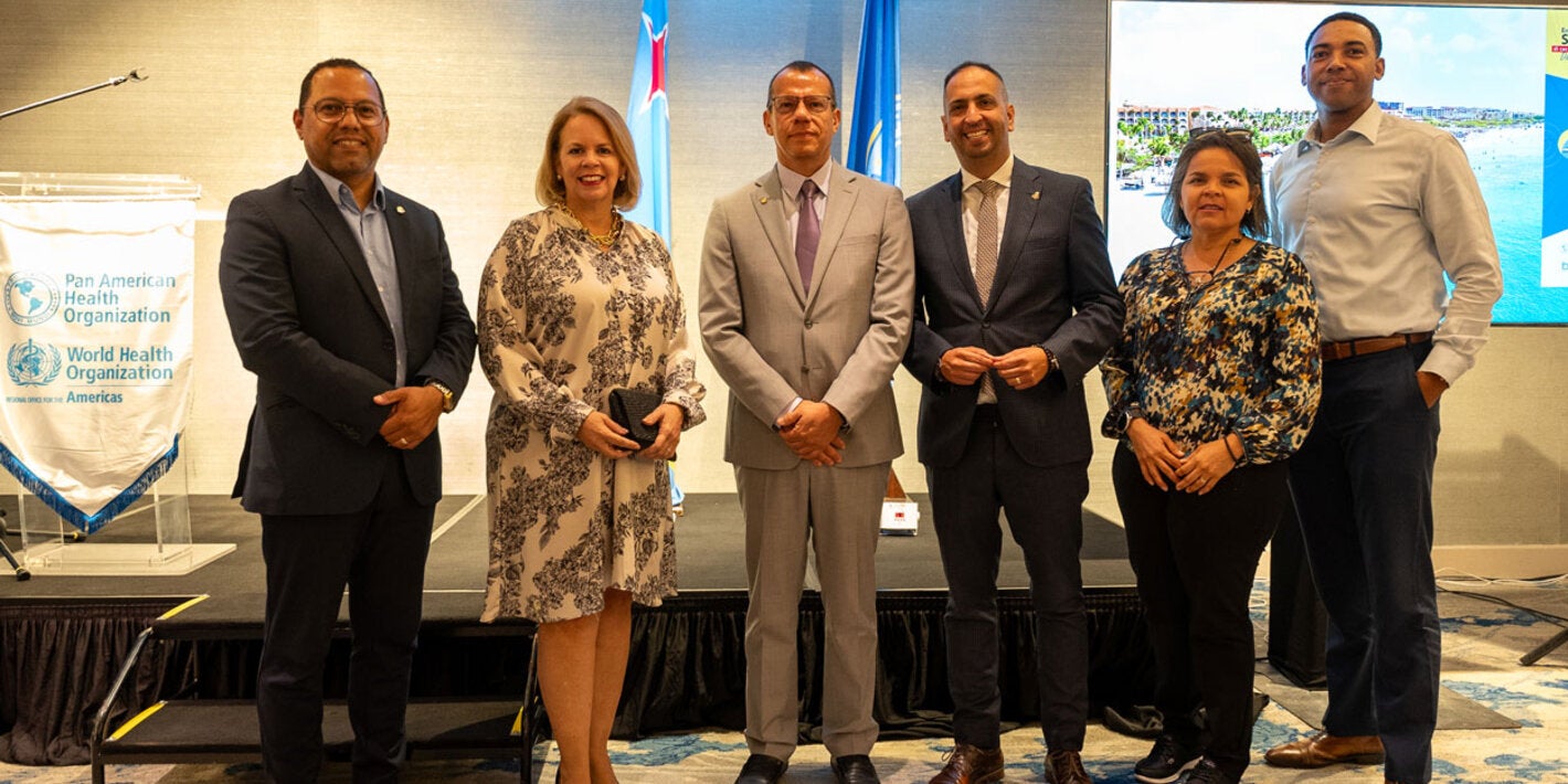 (at centre from L to R) Prime Minister of Aruba, Her Excellency Evelyn Wever-Croes, PAHO/WHO Representative for Trinidad and Tobago and the Dutch Caribbean Islands, Dr. Gabriel Vivas Francesconi and the Minister of Tourism and Health, Mr. Danguillaume P. Oduber.