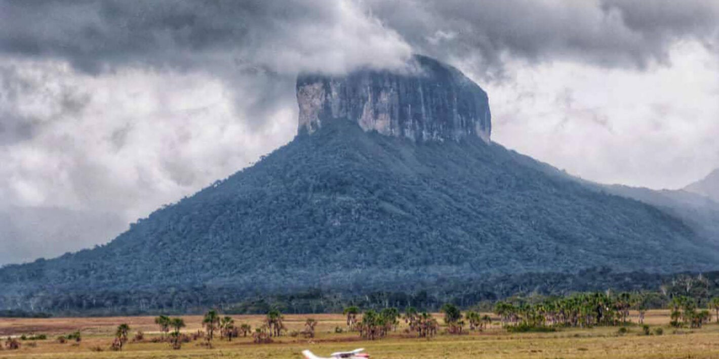 Avioneta con medicamentos e insumos para atender a comunidades indígenas aterriza en Wonken, sector VIII del municipio Gran Sabana, estado Bolívar, Venezuela